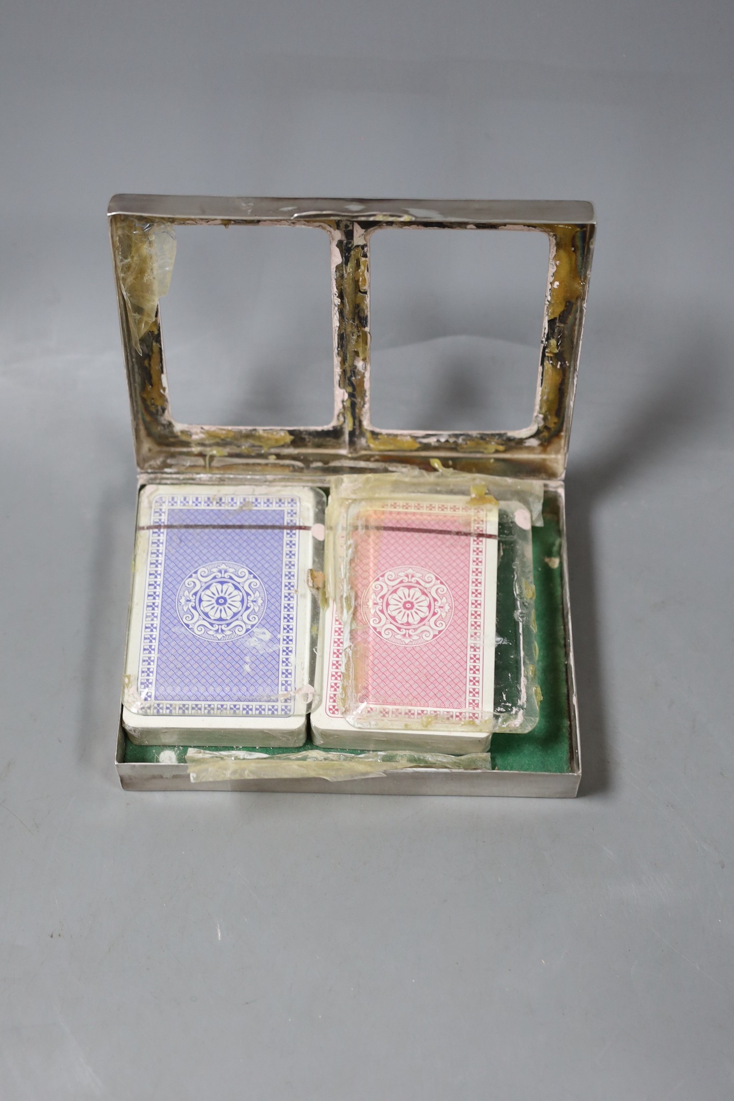 An Edwardian silver mounted and glazed twin compartment playing card box, Levi & Salaman, Birmingham, 1904, 14.5cm (a.f.).